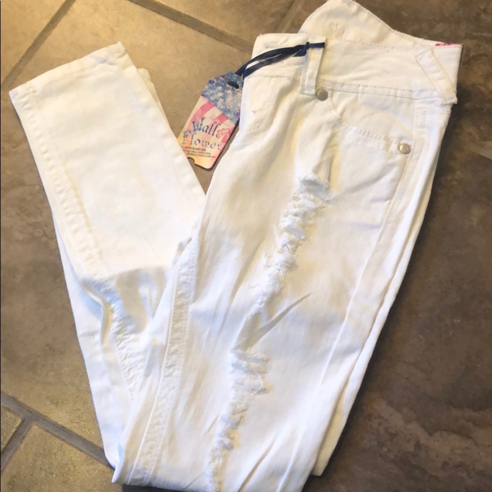 White dressed skinny jean